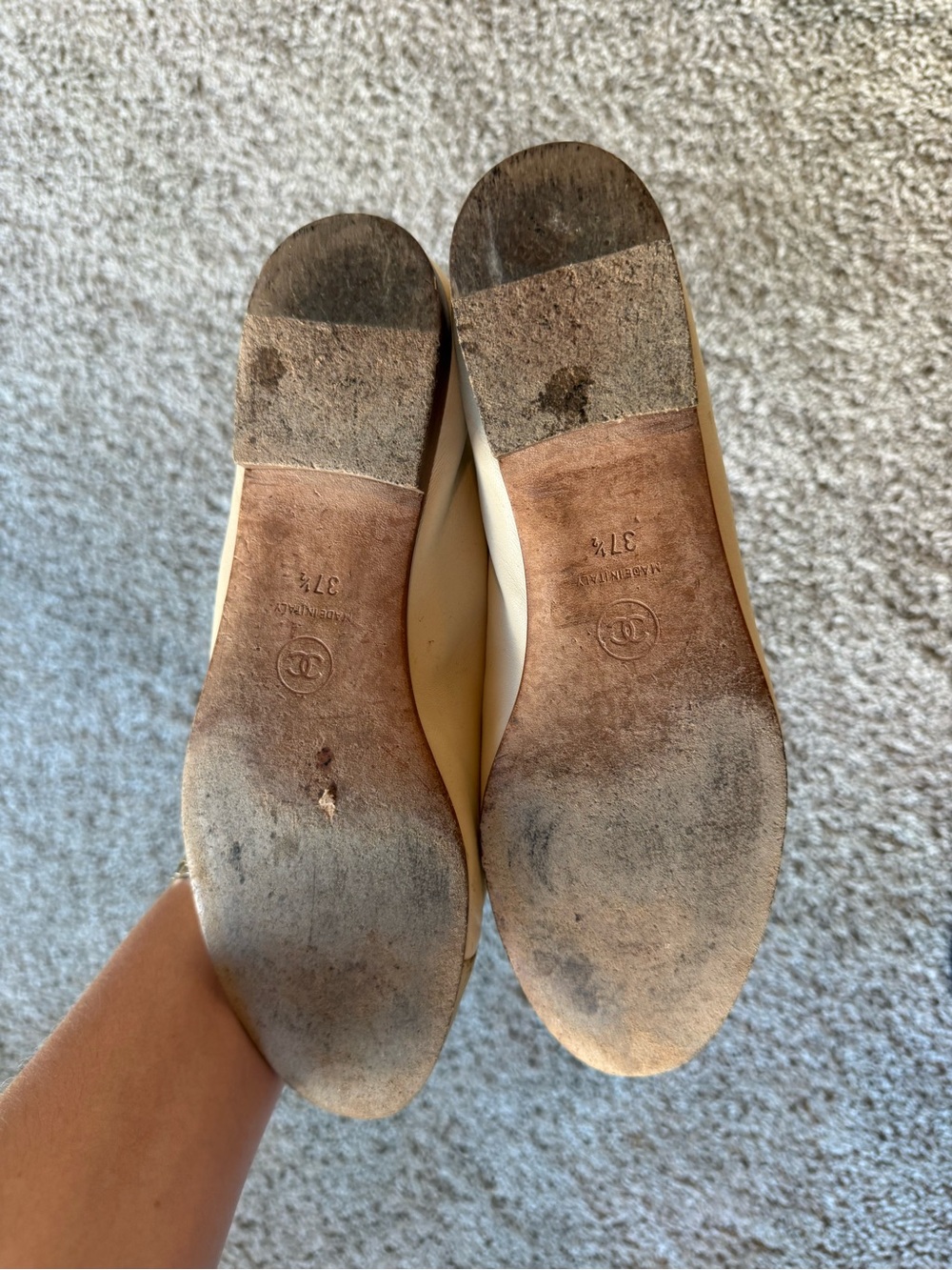 CHANEL Ivory Leather Ballet Flats with CC Logo and Bow - Picture 2 of 2